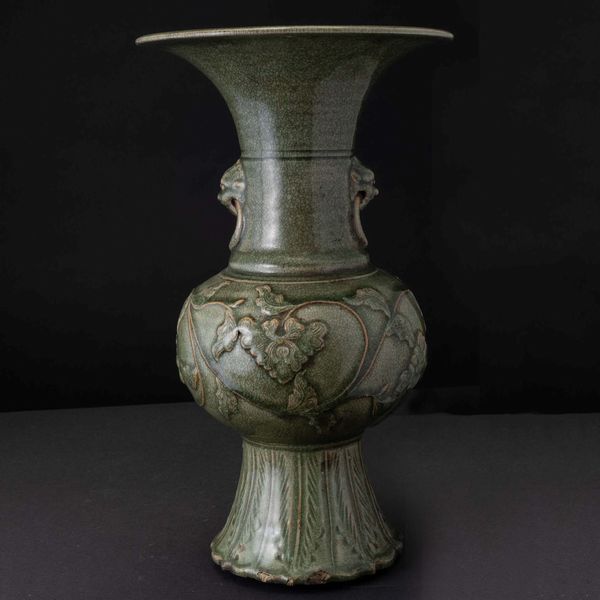 Vaso in porcellana Longquan color Celadon con mascheroni, anse ad anello e tralci di vite, Cina, XX secolo  - Asta Chinese Works of Art - Associazione Nazionale - Case d'Asta italiane