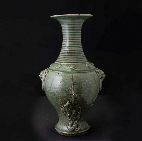 Vaso in porcellana Longquan color Celadon con mascheroni, anse ad anello e rami in fiore a rilievo, Cina, XX secolo  - Asta Chinese Works of Art - Associazione Nazionale - Case d'Asta italiane