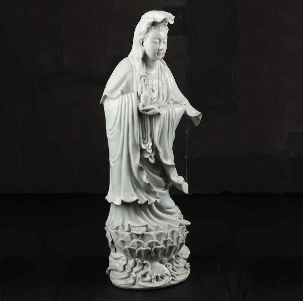 Figura in porcellana Blanc de Chine raffigurante Guanyin stante con vasetto, Cina, XX secolo  - Asta Chinese Works of Art - Associazione Nazionale - Case d'Asta italiane