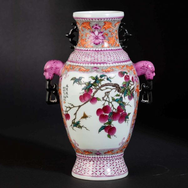 Vaso in porcellana con mascheroni a foggia di drago, soggetti naturalistici entro riserve e iscrizioni, Cina, Repubblica, XX secolo  - Asta Chinese Works of Art - Associazione Nazionale - Case d'Asta italiane