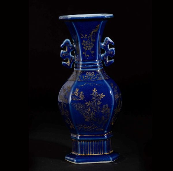 Vaso in porcellana monocroma blu con anse sagomate e decori floreali lumeggiati in color oro, Cina, Dinastia Qing, XIX secolo  - Asta Chinese Works of Art - Associazione Nazionale - Case d'Asta italiane