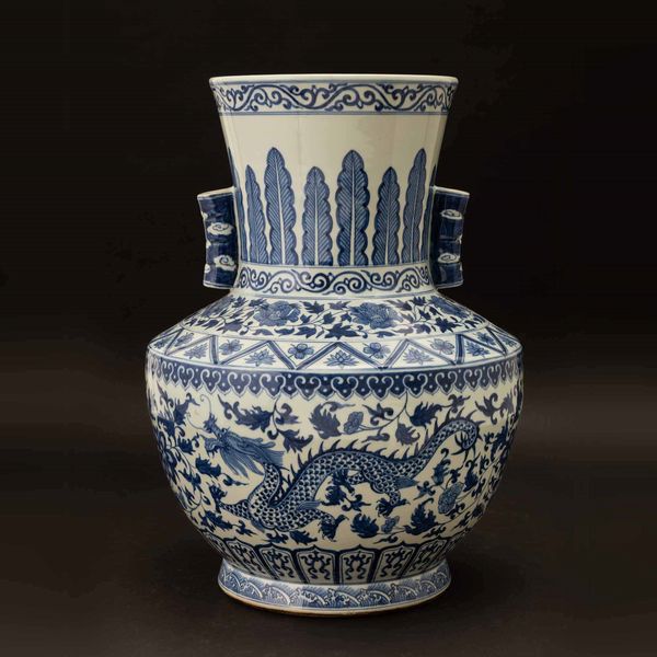 Coppia grandi di vasi in porcellana bianca e blu con figure di draghi e decori vegetali, Cina, XX secolo  - Asta Chinese Works of Art - Associazione Nazionale - Case d'Asta italiane