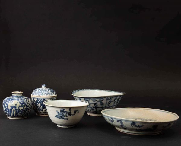 Lotto composto da tre bowl, una ciotola con coperchio e un vasetto in porcellana bianca e blu, Cina, Dinastia Ming, XVII secolo  - Asta Chinese Works of Art - Associazione Nazionale - Case d'Asta italiane