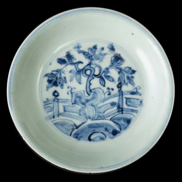 Piatto in porcellana bianca e blu con paesaggio centrale e decori vegetali, Cina, Dinastia Ming, XVII secolo  - Asta Chinese Works of Art - Associazione Nazionale - Case d'Asta italiane