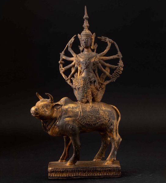 Figura di divinit multibraccia assisa su bue in bronzo con tracce di doratura, Thailandia, fine XIX secolo  - Asta Chinese Works of Art - Associazione Nazionale - Case d'Asta italiane