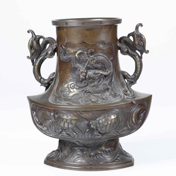 Vaso in bronzo a doppia ansa con figure di draghi e tartarughe a rilievo, Giappone, periodo Meiji (1868-1912)  - Asta Chinese Works of Art - Associazione Nazionale - Case d'Asta italiane