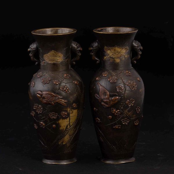 Coppia di vasi in bronzo con piccole anse a foggia di fenice e uccellini tra i rami a rilievo, Giappone, periodo Meiji (1868-1912)  - Asta Chinese Works of Art - Associazione Nazionale - Case d'Asta italiane