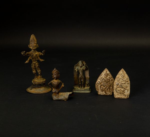 Lotto composto da tre bronzetti raffiguranti divinit e due steli votive in pietra, India, XVIII-XIX secolo  - Asta Chinese Works of Art - Associazione Nazionale - Case d'Asta italiane