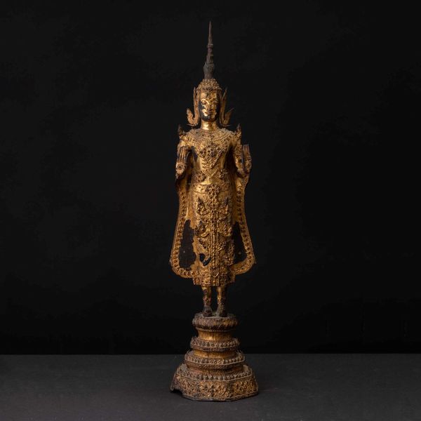 Figura di Buddha stante in bronzo dorato, Thailandia, XIX secolo  - Asta Chinese Works of Art - Associazione Nazionale - Case d'Asta italiane