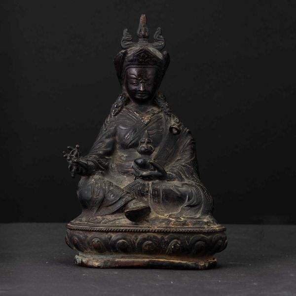 Figura di divinit seduta su fiore di loto in bronzo, Buthan, XIX secolo  - Asta Chinese Works of Art - Associazione Nazionale - Case d'Asta italiane