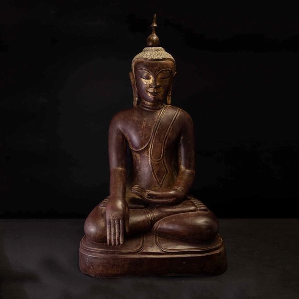 Figura di Buddha Sakyamuni in legno con tracce di doratura, Thailandia, XIX secolo  - Asta Chinese Works of Art - Associazione Nazionale - Case d'Asta italiane