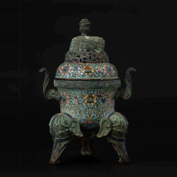 Incensiere tripode in bronzo con decori a smalti cloisonn con coperchio traforato, innesti di pietre dure e e piedini a foggia di teste di elefanti, Cina, Dinastia Qing, XIX secolo  - Asta Chinese Works of Art - Associazione Nazionale - Case d'Asta italiane