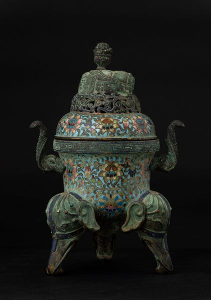 Incensiere tripode in bronzo con decori a smalti cloisonn con coperchio traforato, innesti di pietre dure e e piedini a foggia di teste di elefanti, Cina, Dinastia Qing, XIX secolo  - Asta Chinese Works of Art - Associazione Nazionale - Case d'Asta italiane