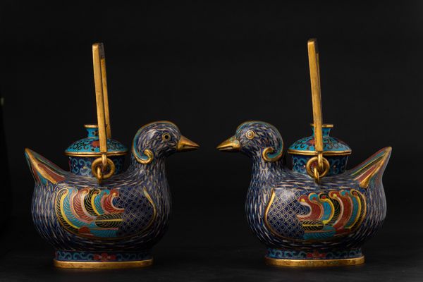 Coppia di vasi a foggia di papere a smalti cloisonn, Cina, Dinastia Qing, XIX secolo  - Asta Chinese Works of Art - Associazione Nazionale - Case d'Asta italiane