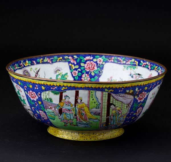 Bowl in smalto con scene di vita comune e soggetti naturalistici entro riserve e decori floreali su fondo blu, Cina, Dinastia Qing, XIX secolo  - Asta Chinese Works of Art - Associazione Nazionale - Case d'Asta italiane