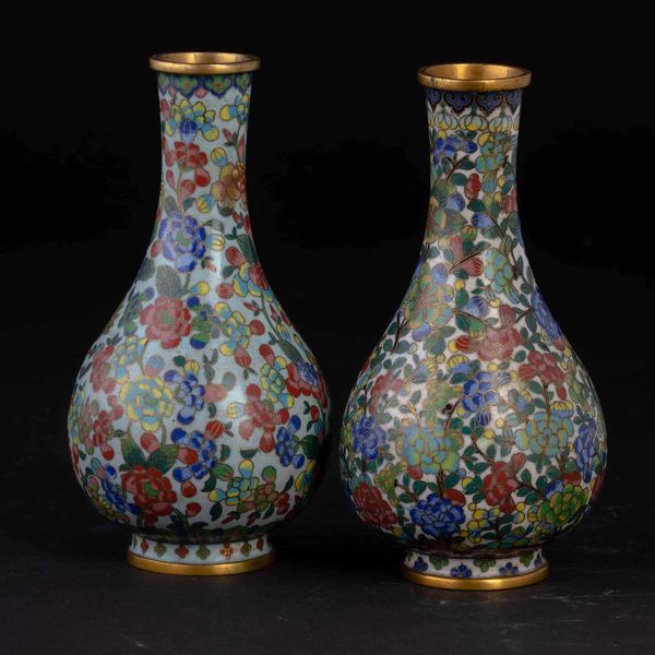 Due piccoli vasi a bottiglia in smalti cloisonn con decori floreali, Cina, Dinastia Qing, XIX secolo  - Asta Chinese Works of Art - Associazione Nazionale - Case d'Asta italiane