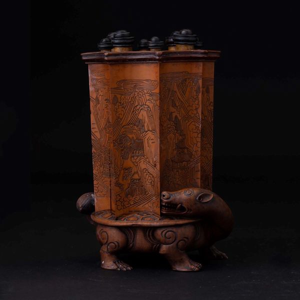 Brushpot in legno di bamb con base a foggia di tartaruga, raffigurazione di paesaggio e pennelli, Cina, Dinastia Qing, XIX secolo  - Asta Chinese Works of Art - Associazione Nazionale - Case d'Asta italiane