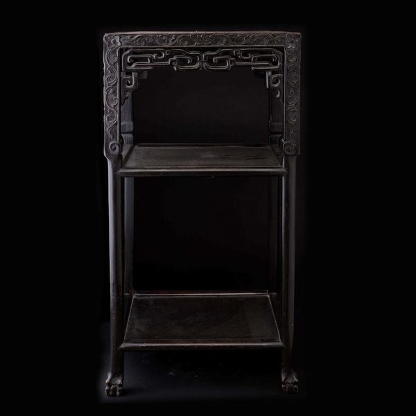 Tavolino alto in legno di Hongmu con decori floreali e piano in marmo, Cina, Dinastia Qing, XIX secolo  - Asta Chinese Works of Art - Associazione Nazionale - Case d'Asta italiane