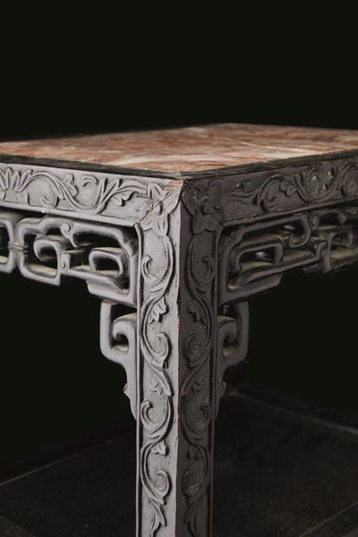 Tavolino alto in legno di Hongmu con decori floreali e piano in marmo, Cina, Dinastia Qing, XIX secolo  - Asta Chinese Works of Art - Associazione Nazionale - Case d'Asta italiane