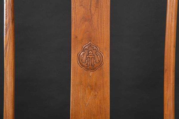 Coppia di poltrone in legno Huali con figure di saggi entro riserva sugli schienali, Cina, XX secolo  - Asta Chinese Works of Art - Associazione Nazionale - Case d'Asta italiane