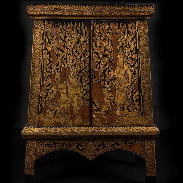 Piccolo mobile a due ante in legno laccato nero e oro con figure di divinit e decori vegetali, Thailandia, XIX secolo  - Asta Chinese Works of Art - Associazione Nazionale - Case d'Asta italiane