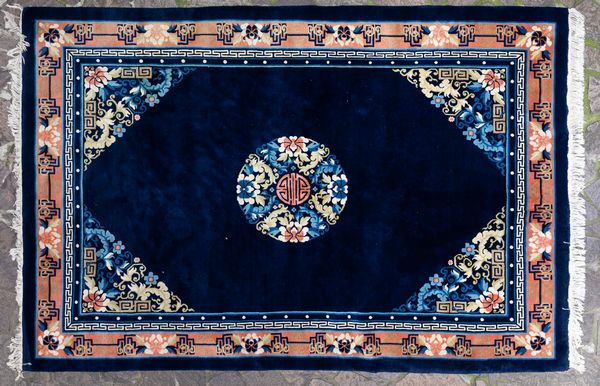 Tappeto con medaglione centrale e decori floreali su fondo blu, Cina, XX secolo  - Asta Chinese Works of Art - Associazione Nazionale - Case d'Asta italiane