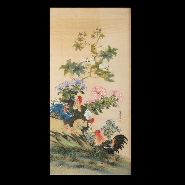 Coppia di dipinti su seta raffiguranti scene naturalistiche con galli e uccellini tra i rami in fiore e iscrizioni, Cina, inizio XX secolo  - Asta Chinese Works of Art - Associazione Nazionale - Case d'Asta italiane