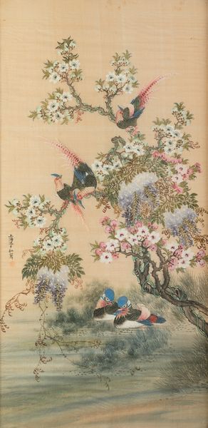 Coppia di dipinti su seta raffiguranti scene naturalistiche con galli e uccellini tra i rami in fiore e iscrizioni, Cina, inizio XX secolo  - Asta Chinese Works of Art - Associazione Nazionale - Case d'Asta italiane