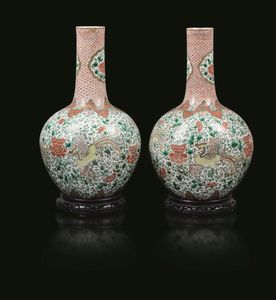 Coppia di vasi Tianqiuping in porcellana policroma con figure di fenici e decori floreali, Cina, Dinastia Qing, epoca Guangxu (1875-1908)  - Asta Chinese Works of Art - Associazione Nazionale - Case d'Asta italiane