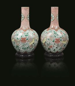 Coppia di vasi Tianqiuping in porcellana policroma con figure di fenici e decori floreali, Cina, Dinastia Qing, epoca Guangxu (1875-1908)  - Asta Chinese Works of Art - Associazione Nazionale - Case d'Asta italiane