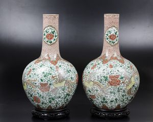 Coppia di vasi Tianqiuping in porcellana policroma con figure di fenici e decori floreali, Cina, Dinastia Qing, epoca Guangxu (1875-1908)  - Asta Chinese Works of Art - Associazione Nazionale - Case d'Asta italiane