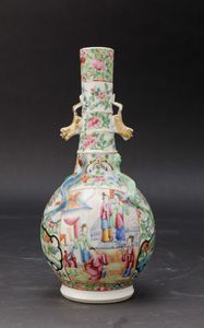 Vaso a bottiglia in porcellana Famiglia Rosa con scene di corte, decori floreali, figure di draghetto a rilievo e piccole anse a foggia di leoncini, Cina, Canton, Dinastia Qing, XIX secolo  - Asta Chinese Works of Art - Associazione Nazionale - Case d'Asta italiane