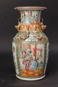 Vaso in porcellana Famiglia Rosa con decori floreali, scene di vita comune entro riserve, figure di draghetto e di leoncino a rilievo, Cina, Canton, Dinastia Qing, XIX secolo  - Asta Chinese Works of Art - Associazione Nazionale - Case d'Asta italiane