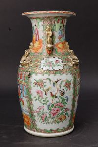 Vaso in porcellana Famiglia Rosa con decori floreali, scene di vita comune entro riserve, figure di draghetto e di leoncino a rilievo, Cina, Canton, Dinastia Qing, XIX secolo  - Asta Chinese Works of Art - Associazione Nazionale - Case d'Asta italiane