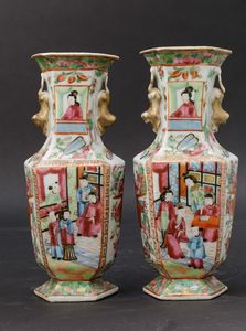 Coppia di piccoli vasi in porcellana Famiglia Rosa a pianta esagonale con scene di vita di corte entro riserve, decori floreali e figure di leoncino a rilievo, Cina, Canton, Dinastia Qing, XIX secolo  - Asta Chinese Works of Art - Associazione Nazionale - Case d'Asta italiane