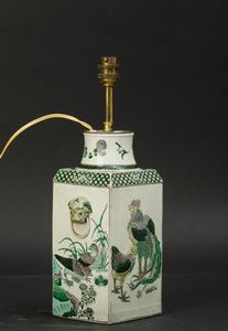 Vaso in porcellana Famiglia Verde con figure di gallinacei entro paesaggio e decori floreali, Cina, Dinastia Qing, XIX secolo  - Asta Chinese Works of Art - Associazione Nazionale - Case d'Asta italiane