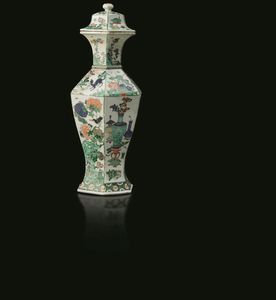 Potiche in porcellana Famiglia Verde a sezione esagonale con decori floreali e scene naturalistiche entro riserve, Cina, Dinastia Qing, epoca Kangxi (1622-1662)  - Asta Chinese Works of Art - Associazione Nazionale - Case d'Asta italiane