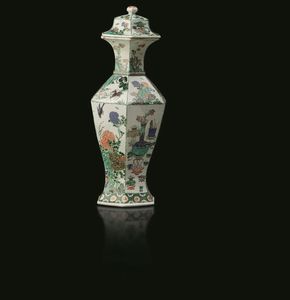 Potiche in porcellana Famiglia Verde a sezione esagonale con decori floreali e scene naturalistiche entro riserve, Cina, Dinastia Qing, epoca Kangxi (1622-1662)  - Asta Chinese Works of Art - Associazione Nazionale - Case d'Asta italiane