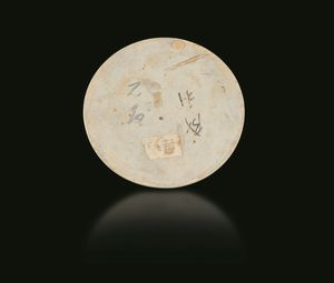 Placca circolare in porcellana con figure di saggi su imbarcazione, Cina, Dinastia Qing, periodo Jiaqing (1796-1820)  - Asta Chinese Works of Art - Associazione Nazionale - Case d'Asta italiane