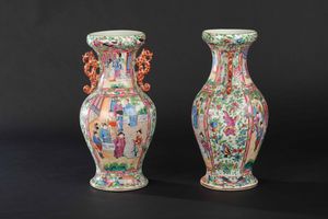 Coppia di vasi in porcellana Famiglia Rosa con anse sagomate, decori floreali e scene vita comune, Cina, Dinastia Qing, XIX secolo  - Asta Chinese Works of Art - Associazione Nazionale - Case d'Asta italiane