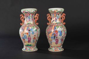 Coppia di vasi in porcellana Famiglia Rosa con anse sagomate, decori floreali e scene vita comune, Cina, Dinastia Qing, XIX secolo  - Asta Chinese Works of Art - Associazione Nazionale - Case d'Asta italiane