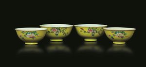 Quattro ciotole in porcellana con decori floreali su fondo giallo, Cina, Dinastia Qing, XIX secolo  - Asta Chinese Works of Art - Associazione Nazionale - Case d'Asta italiane