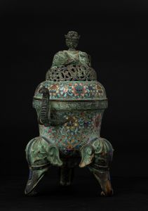 Incensiere tripode in bronzo con decori a smalti cloisonn con coperchio traforato, innesti di pietre dure e e piedini a foggia di teste di elefanti, Cina, Dinastia Qing, XIX secolo  - Asta Chinese Works of Art - Associazione Nazionale - Case d'Asta italiane