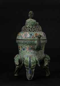 Incensiere tripode in bronzo con decori a smalti cloisonn con coperchio traforato, innesti di pietre dure e e piedini a foggia di teste di elefanti, Cina, Dinastia Qing, XIX secolo  - Asta Chinese Works of Art - Associazione Nazionale - Case d'Asta italiane