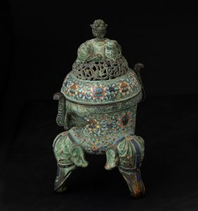 Incensiere tripode in bronzo con decori a smalti cloisonn con coperchio traforato, innesti di pietre dure e e piedini a foggia di teste di elefanti, Cina, Dinastia Qing, XIX secolo  - Asta Chinese Works of Art - Associazione Nazionale - Case d'Asta italiane