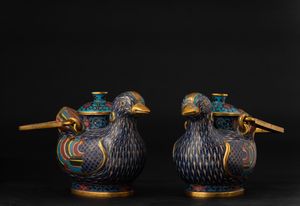 Coppia di vasi a foggia di papere a smalti cloisonn, Cina, Dinastia Qing, XIX secolo  - Asta Chinese Works of Art - Associazione Nazionale - Case d'Asta italiane