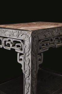 Tavolino alto in legno di Hongmu con decori floreali e piano in marmo, Cina, Dinastia Qing, XIX secolo  - Asta Chinese Works of Art - Associazione Nazionale - Case d'Asta italiane