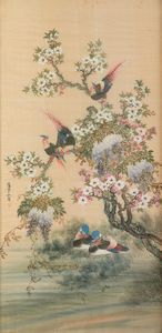 Coppia di dipinti su seta raffiguranti scene naturalistiche con galli e uccellini tra i rami in fiore e iscrizioni, Cina, inizio XX secolo  - Asta Chinese Works of Art - Associazione Nazionale - Case d'Asta italiane