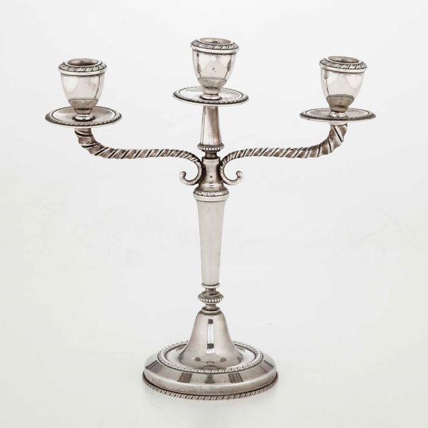 Candelabro a tre fiamme in argento fuso e cesellato. Argenteria veneta del XX secolo  - Asta Argenti | Cambi Time - Associazione Nazionale - Case d'Asta italiane