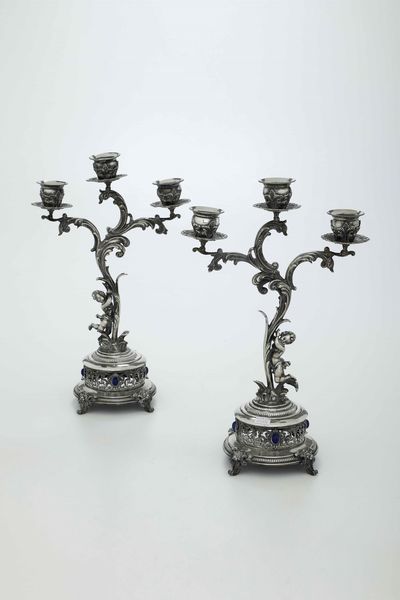 Coppia di candelabri in argento. Argenteria artistica italiana del XX secolo. Argentiere Gaetano Tadiello  - Asta Argenti | Cambi Time - Associazione Nazionale - Case d'Asta italiane